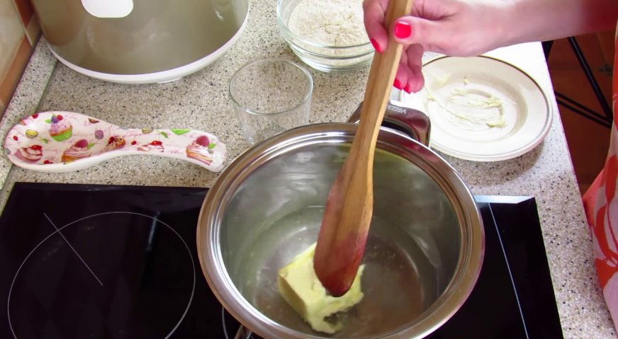 Торт карпатка: В кастрюлю наливаем воду, добавляем сливочное масло и соль. При постоянном помешивании доводим до кипения.