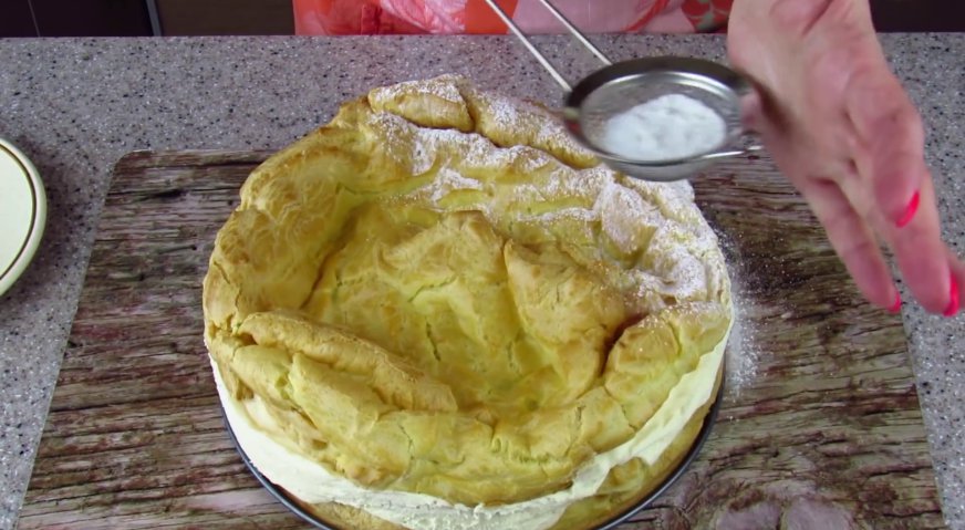 Торт карпатка: Посыпаем верх торта сахарной пудрой.