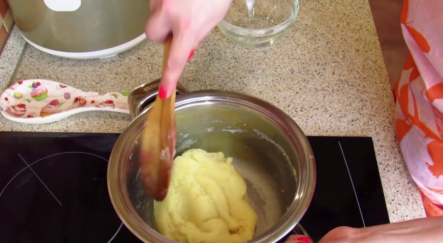 Торт карпатка: Когда тесто собьётся в комок - оно готово. Отставляем кастрюлю в сторону, и даём ему слегка остыть.