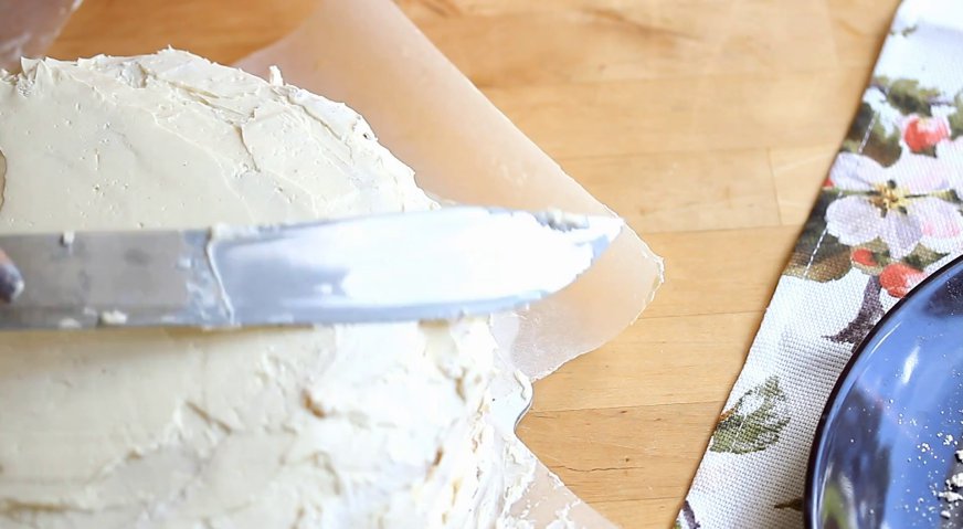 Торт полет: Кремом смазываем нижний корж, поверх выкладываем верхний. Кремом смазываем верх торта и бока.