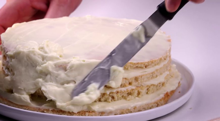 Торт рафаэлло: Выкладываем на блюдо коржи, переслаивая их кремом. А также покрываем кремом верх и бока торта.
