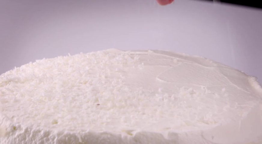 Торт рафаэлло: Присыпаем поверхность и бока торта кокосовой стружкой.