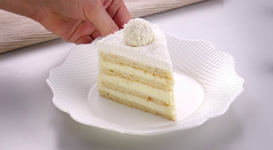 Торт рафаэлло: Вот такой красивый в разрезе торт у нас получился. Приятного аппетита!