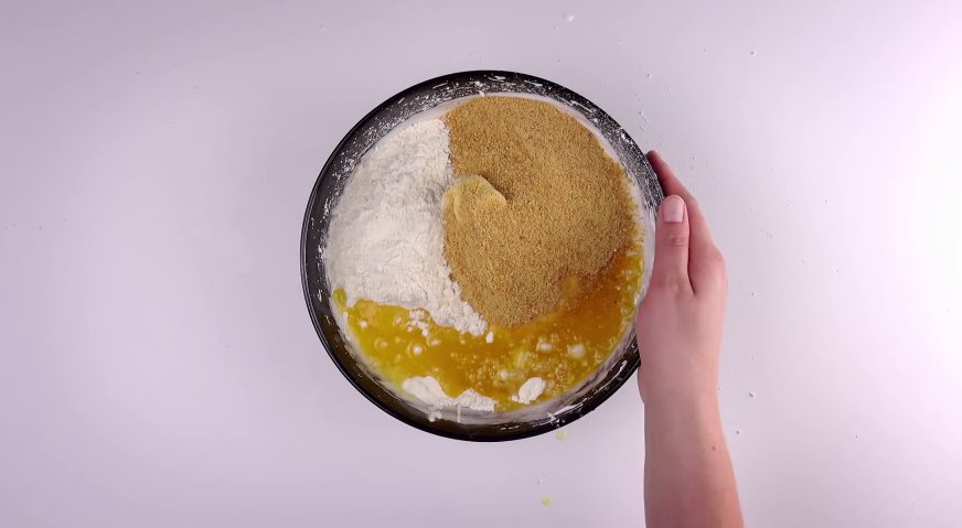 Торт рафаэлло: В белковую массу добавляем измельчённый миндаль, муку и растопленное масло.