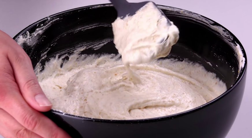 Торт рафаэлло: Аккуратно перемешиваем массу кулинарной лопаткой, чтобы белки не опали.