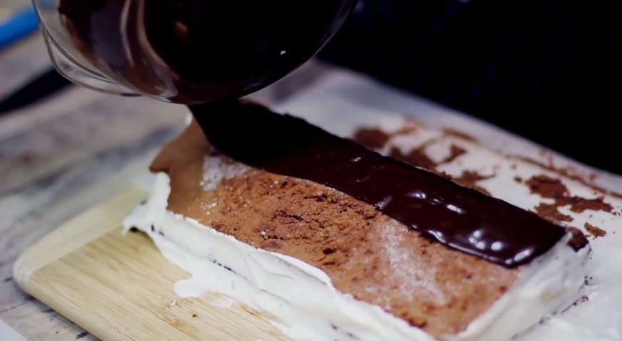 Торт слеза слона: Сверху торт поливаем остывшей помадкой, и ставим на пару часов в холодильник.