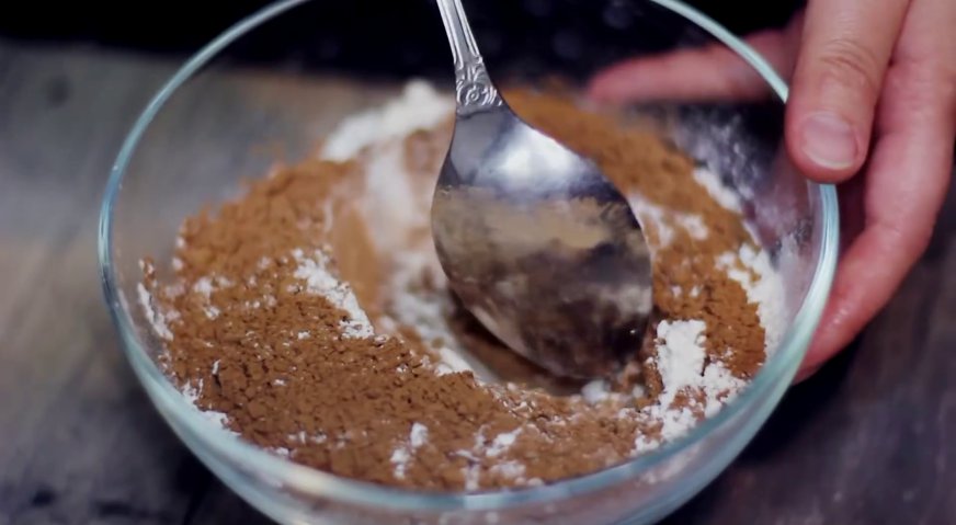 Торт слеза слона: Отдельно смешиваем муку с разрыхлителем и какао.