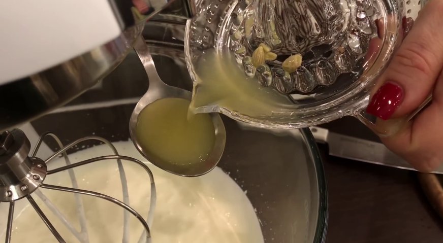 Торт трухлявый пень: Добавляем лимонный сок, перемешиваем, и наш крем готов.