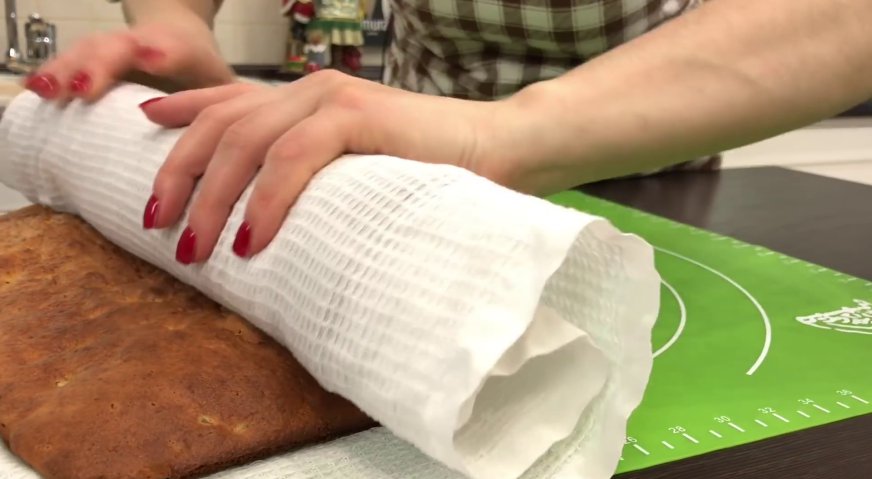 Торт трухлявый пень: Вместе с полотенцем скручиваем корж в рулет.