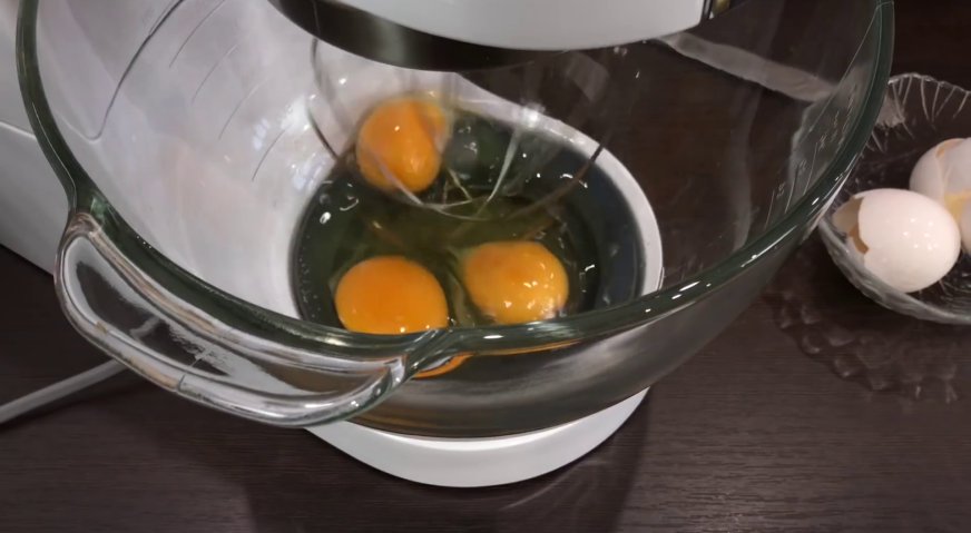 Торт трухлявый пень: Взбиваем яйца миксером до густой устойчивой пены.