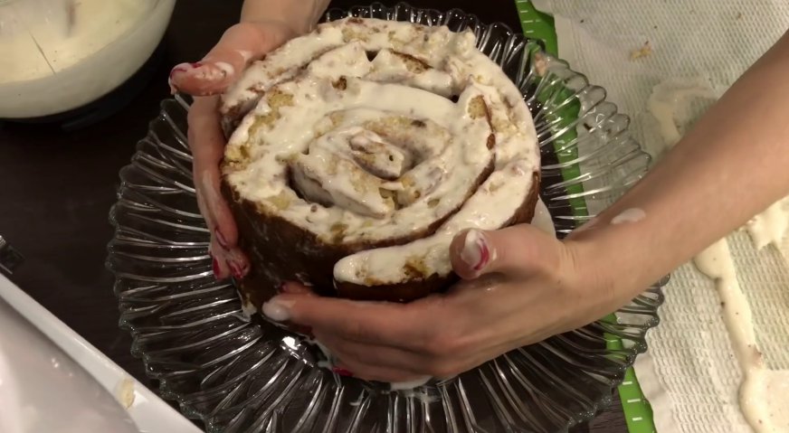 Торт трухлявый пень: Поверх оборачиваем последней бисквитной полосой.
