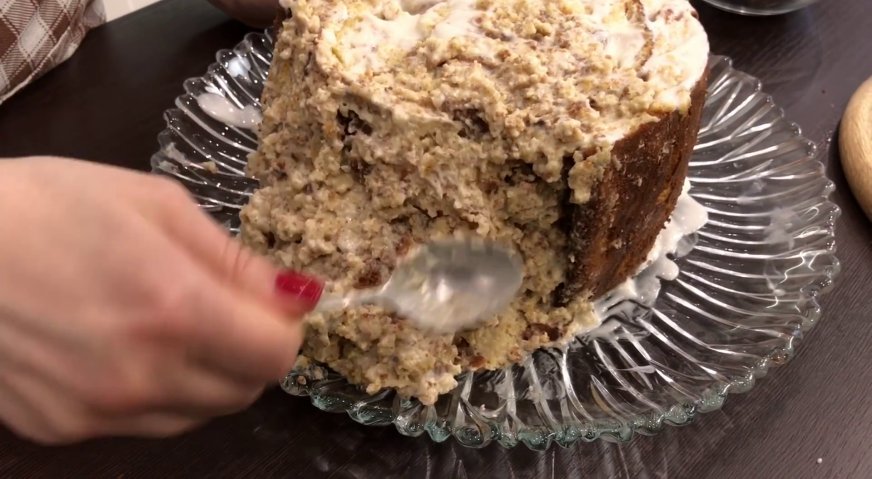 Торт трухлявый пень: Пропитанной бисквитной крошкой сглаживаем все пустоты и неровности, формируем кору и корни.