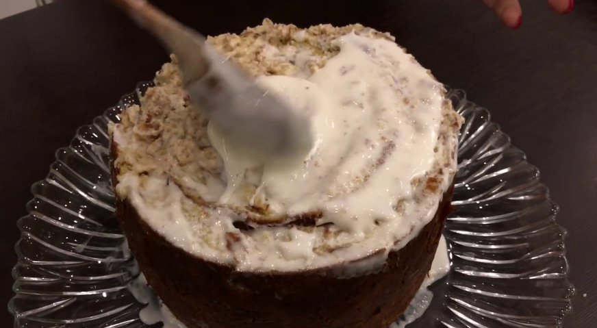 Торт трухлявый пень: Сверху на торт выливаем остаток сметанного крема.