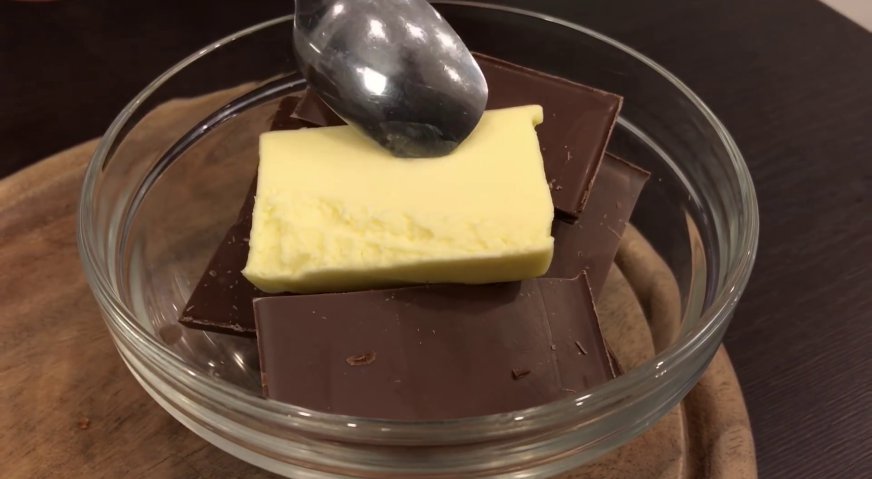 Торт трухлявый пень: Шоколад со сливочным маслом отправляем в микроволновую печь.