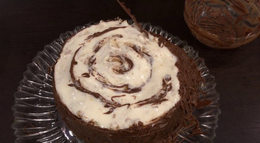 Торт трухлявый пень: Остатками шоколада рисуем сверху по крему годовые кольца.