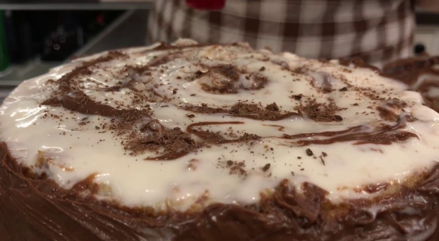 Торт трухлявый пень: Сверху слегка посыпаем шоколадной крошкой.