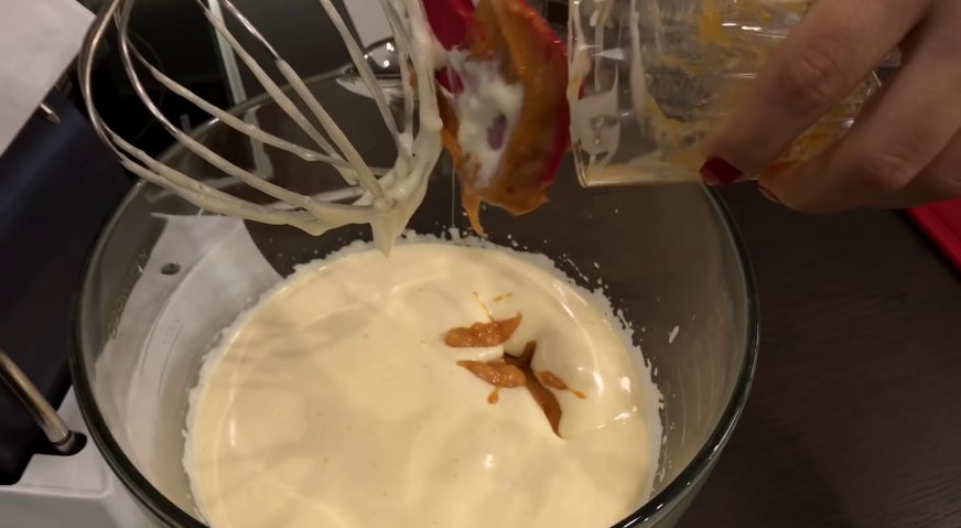 Торт трухлявый пень: Добавляем к яйцам сметану, сгущённое молоко и абрикосовое варенье. Перемешиваем в течение 1 минуты.