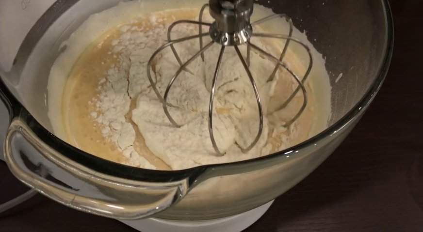 Торт трухлявый пень: Добавляем муку и гашёную уксусом соду. Взбиваем миксером в однородное негустое тесто.
