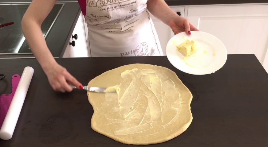Булочки с маком: Смазываем тесто мягким сливочным маслом, отступая 1,5-2 см от края.