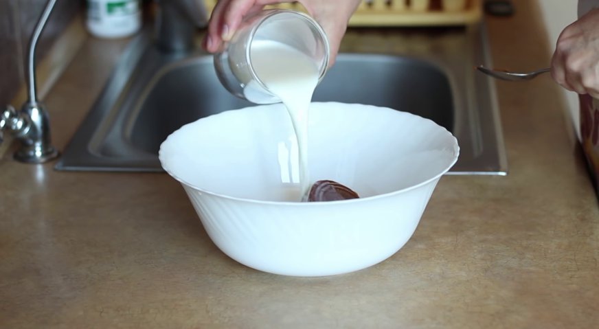 Мороженое крем-брюле: Выкладываем в миску сгущённое молоко, заливаем его молоком, и оставляем на 15-20 минут, чтобы облегчить смешивание.