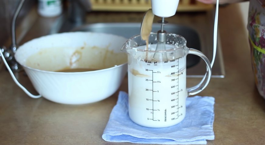 Мороженое крем-брюле: По столовой ложке вводим смесь во взбитые сливки на низких оборотах миксера.