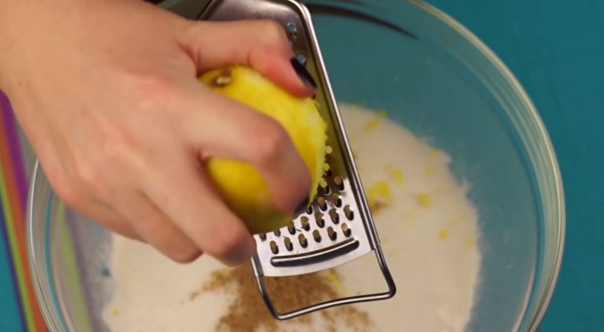 Постный кекс: Натираем в миску цедру лимона.