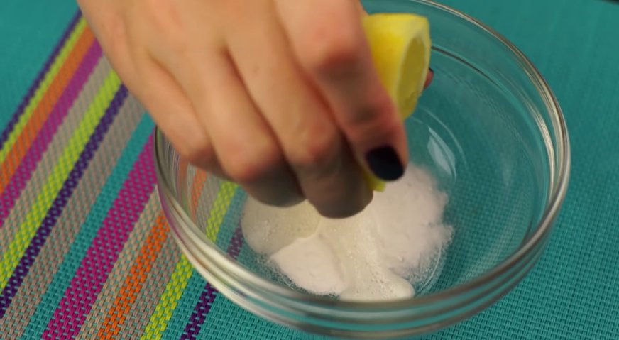 Постный кекс: Соду гасим соком половинки лимона.