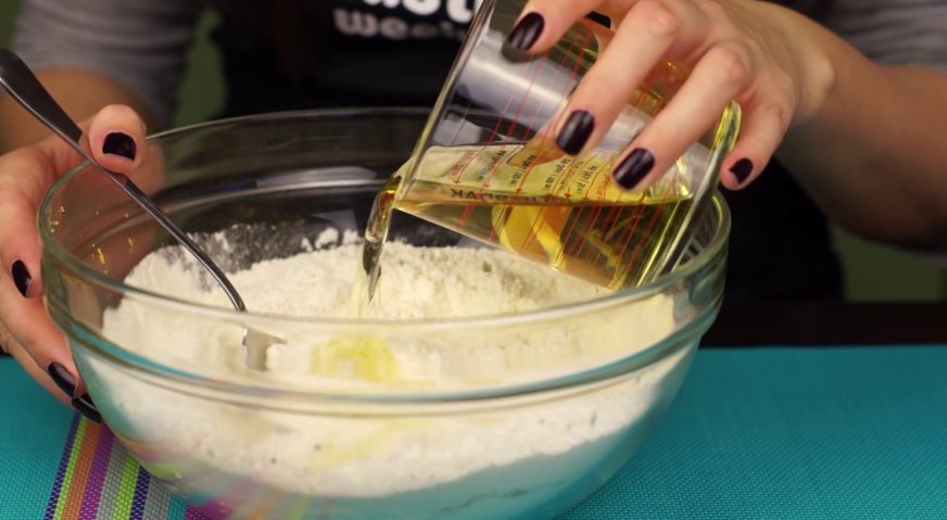 Постный кекс: Вливаем в смесь растительное масло.
