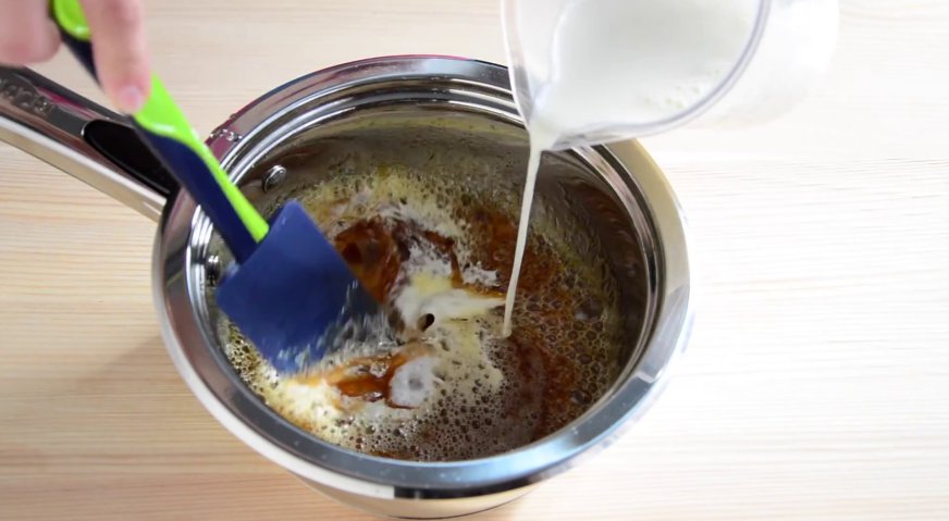 Соленая карамель: Чтобы оттенить вкус карамели добавляем немного соли. Затем вливаем горячие сливки, интенсивно перемешивая.