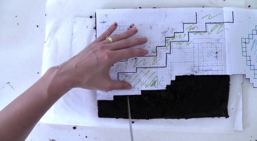 Торт майнкрафт: Пару коржей нарезаем на небольшие блоки неправильной формы.