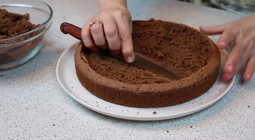 Торт норка крота: Из бисквита вырезаем серединку, оставляя дно и борта толщиной 1,5 см.