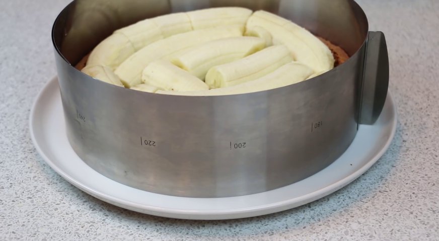 Торт норка крота: Поверх бисквита устанавливаем кондитерское кольцо или борта разъёмной формы.