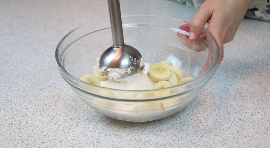 Торт норка крота: Для начинки растираем блендером творог с сахаром и бананом.