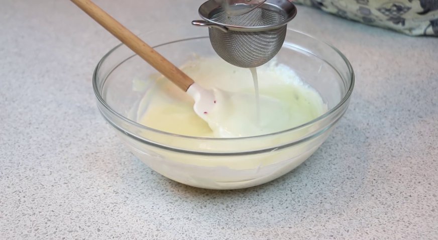 Торт норка крота: Даём желатину слегка остыть, и отправляем в творожную массу.