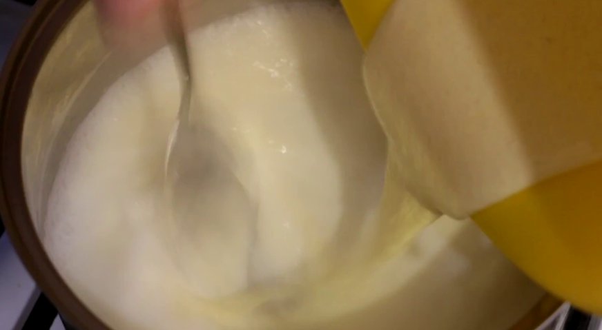Торт сердце: Молоко довести до кипения, и, интенсивно перемешивая, ввести в него яичную массу. Снимаем с огня, и оставляем остывать при комнатной температуре.
