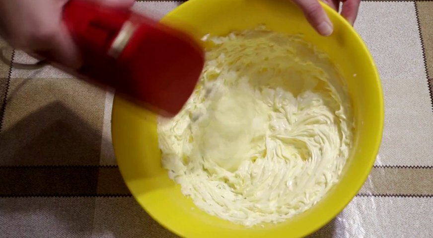 Торт сердце: Пока молочно-яичная смесь остывает, взбиваем размягчённое сливочное масло.
