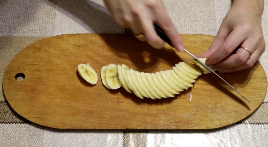Торт сердце: Для наполнителя нарезаем бананы тонкими ломтиками.