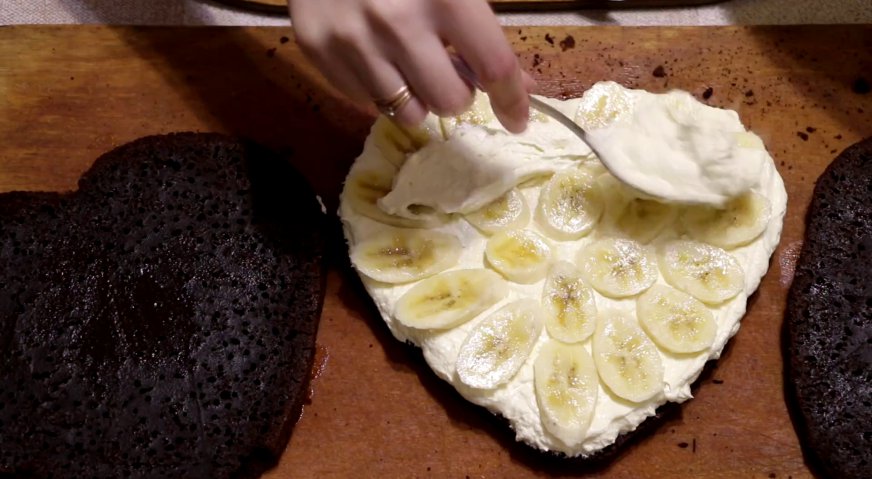 Торт сердце: Поверх бананов наносим тонкий слой крема.