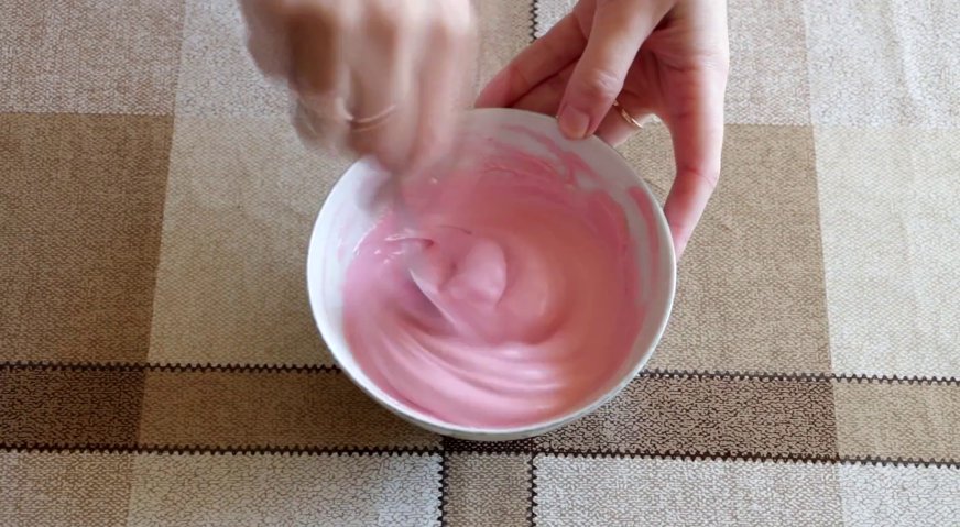 Торт сердце: В часть крема добавляем пищевой краситель.