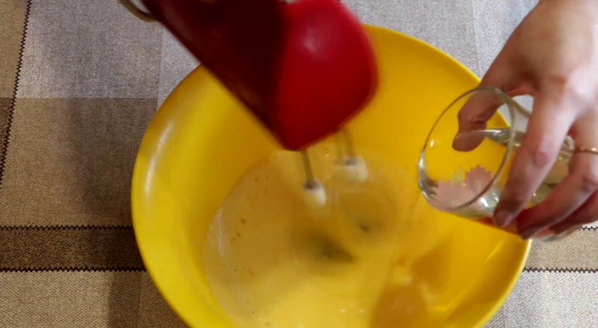 Торт сердце: В отдельной миске взбиваем куриные яйца, и во время взбивания тонкой струйкой добавляем растительное масло.