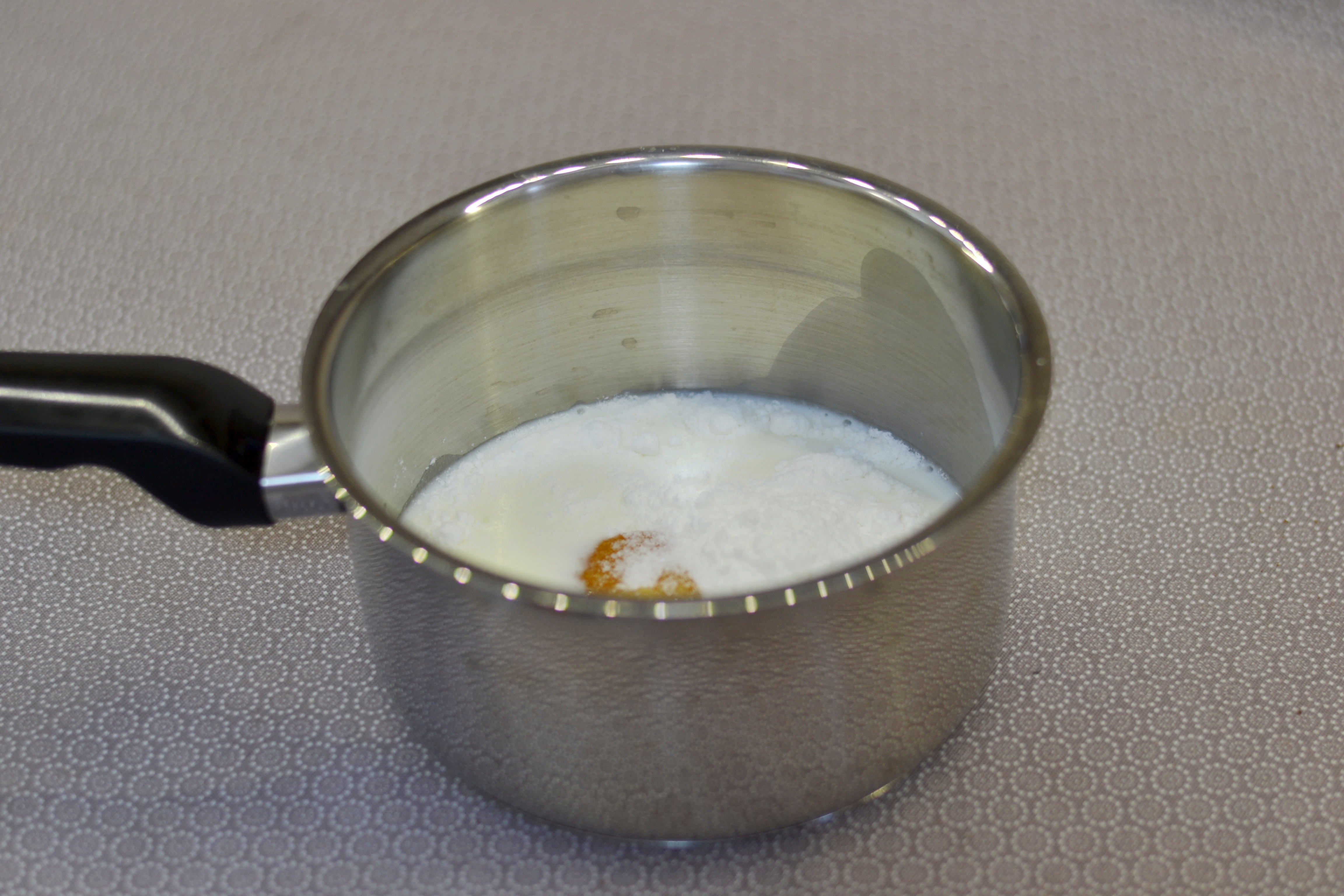 В сотейнике соединяем молоко, сухое молоко, мед и щепотку соли, и доводим до кипения