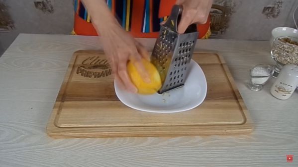 Натираем лимонную цедру