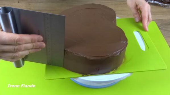 Выравниваем торт кремом