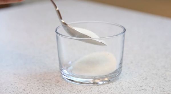 Смешиваем обычный и ванильный сахар