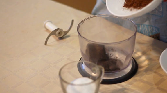 В небольшой чаше блендера соединяем следующие ингредиенты. Горячий шоколад: пошаговый фото-рецепт