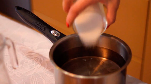 В кастрюле объемом 1,5 литра закипятим воду и сахар. Имбирный чай: пошаговый фото-рецепт
