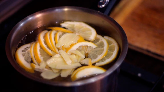 Когда вода с сахаром закипит - добавляем лимон и имбирь. Имбирный чай: пошаговый фото-рецепт