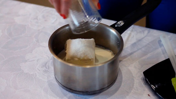 В кастрюльке объемом 1,5-2 литра соединяем молоко, маргарин и сахар. Маффины Мишки Панда: пошаговый фото-рецепт