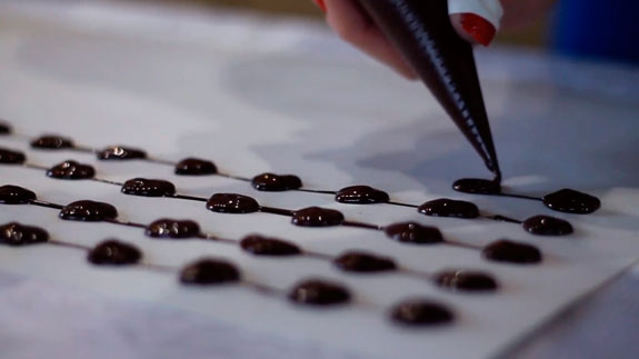 На пергаменте рисуем шоколадом небольшие кружочки. Маффины Мишки Панда: пошаговый фото-рецепт