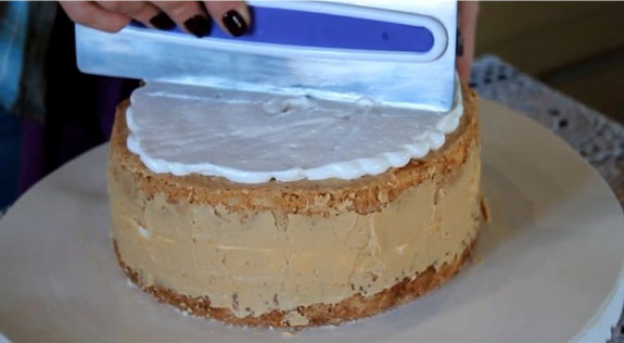 Выравниваем верх торта кремом Мокрое... Торт Иней: пошаговый фото-рецепт